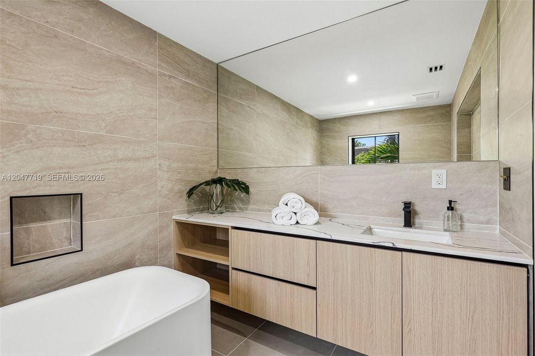 En Venta: $2,590,000 (6 camas, 5 baños, 3405 Pies cuadrados)