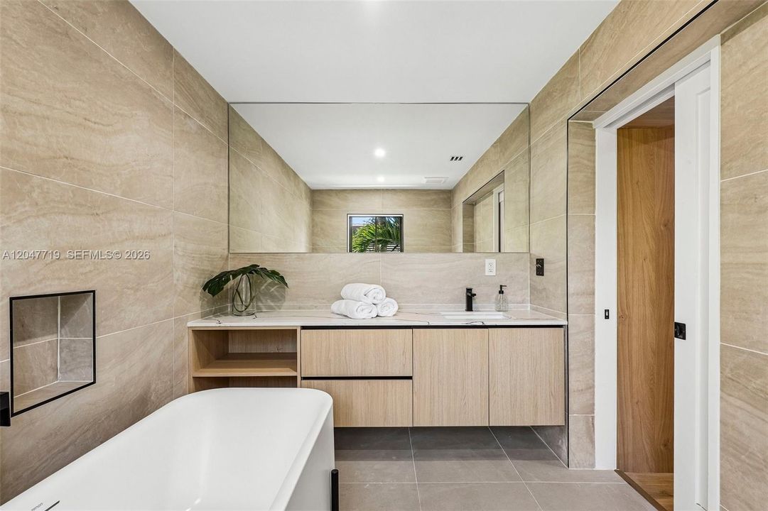En Venta: $2,590,000 (6 camas, 5 baños, 3405 Pies cuadrados)
