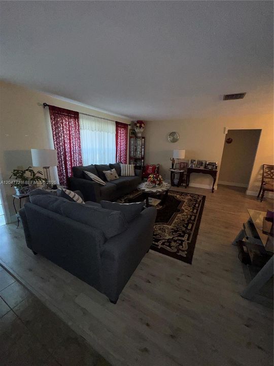 На продажу: $357,999 (2 спален, 2 ванн, 1579 Квадратных фут)