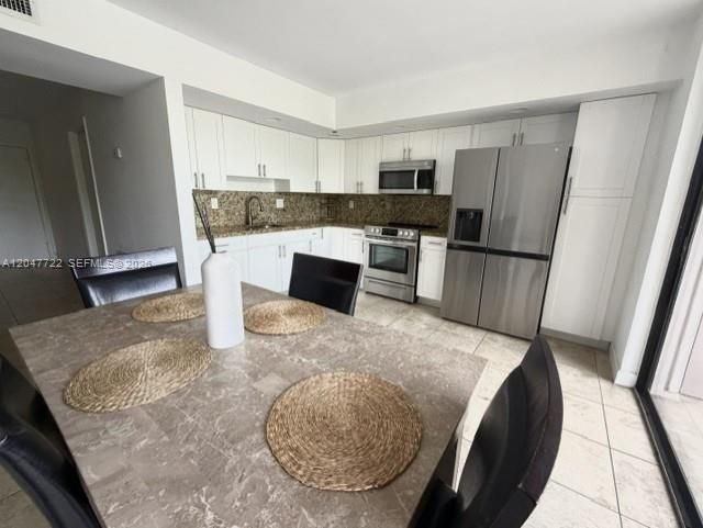 For Rent: $2,500 (3 beds, 2 baths, 1040 Square Feet)