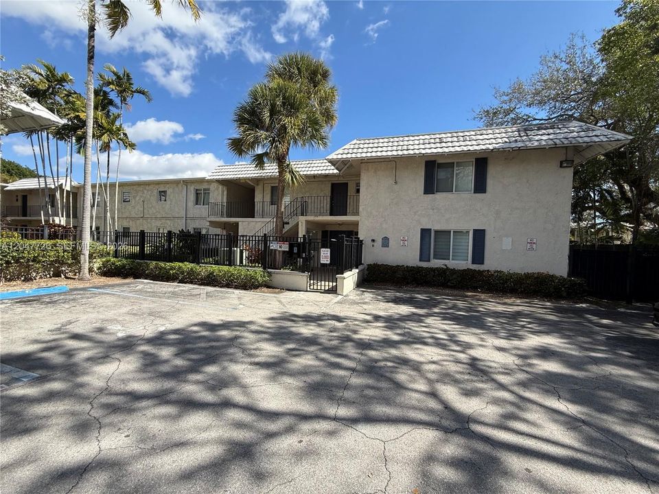 For Rent: $1,800 (1 beds, 1 baths, 574 Square Feet)