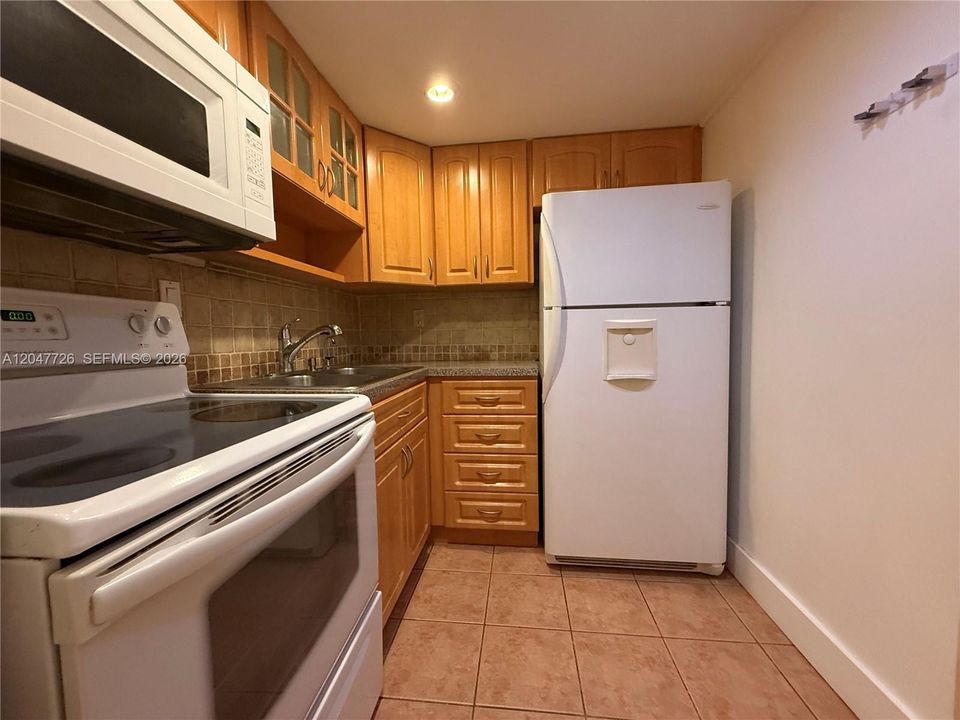 For Rent: $1,800 (1 beds, 1 baths, 574 Square Feet)