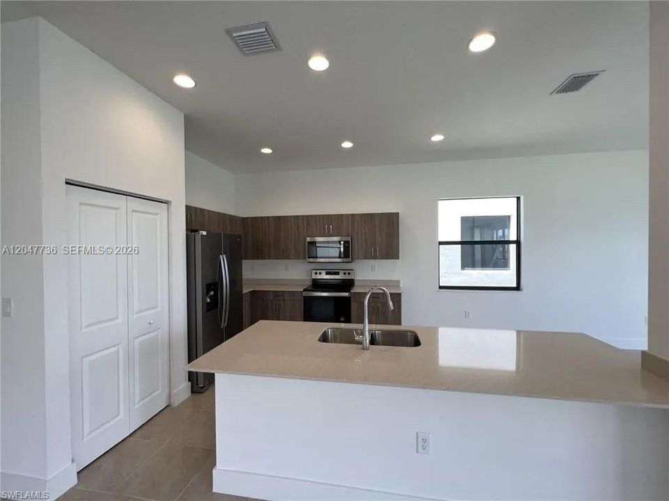 For Rent: $2,200 (3 beds, 2 baths, 1933 Square Feet)