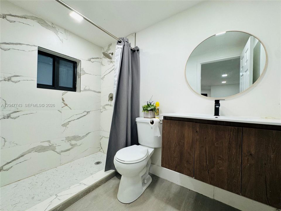 For Rent: $2,000 (1 beds, 1 baths, 1000 Square Feet)