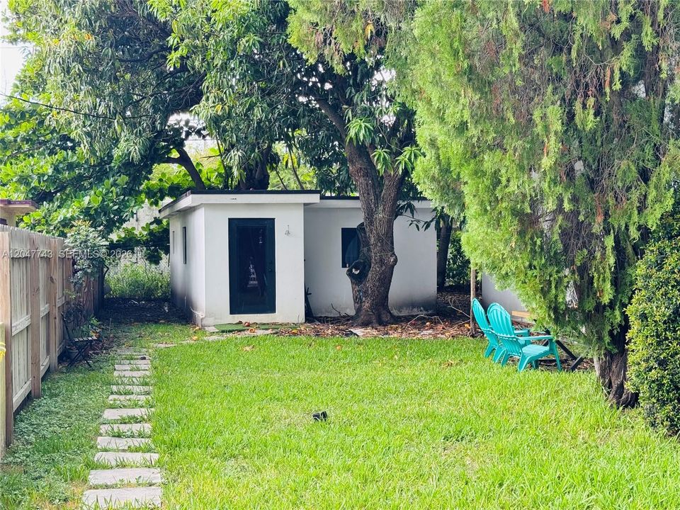 For Rent: $2,000 (1 beds, 1 baths, 1000 Square Feet)