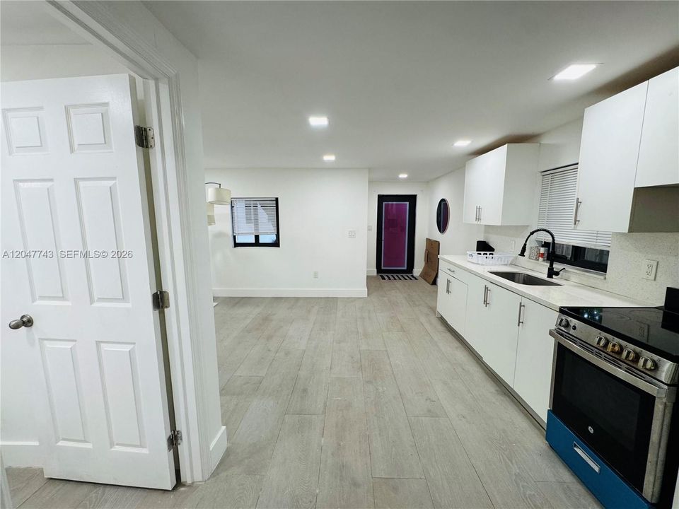 For Rent: $2,000 (1 beds, 1 baths, 1000 Square Feet)