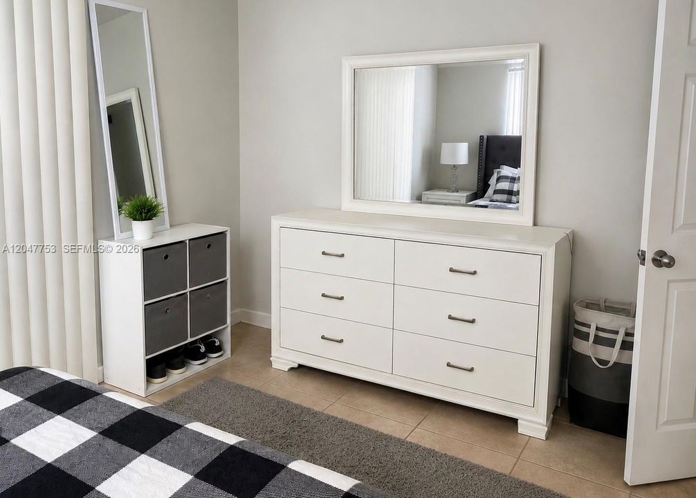 For Rent: $1,700 (2 beds, 1 baths, 825 Square Feet)