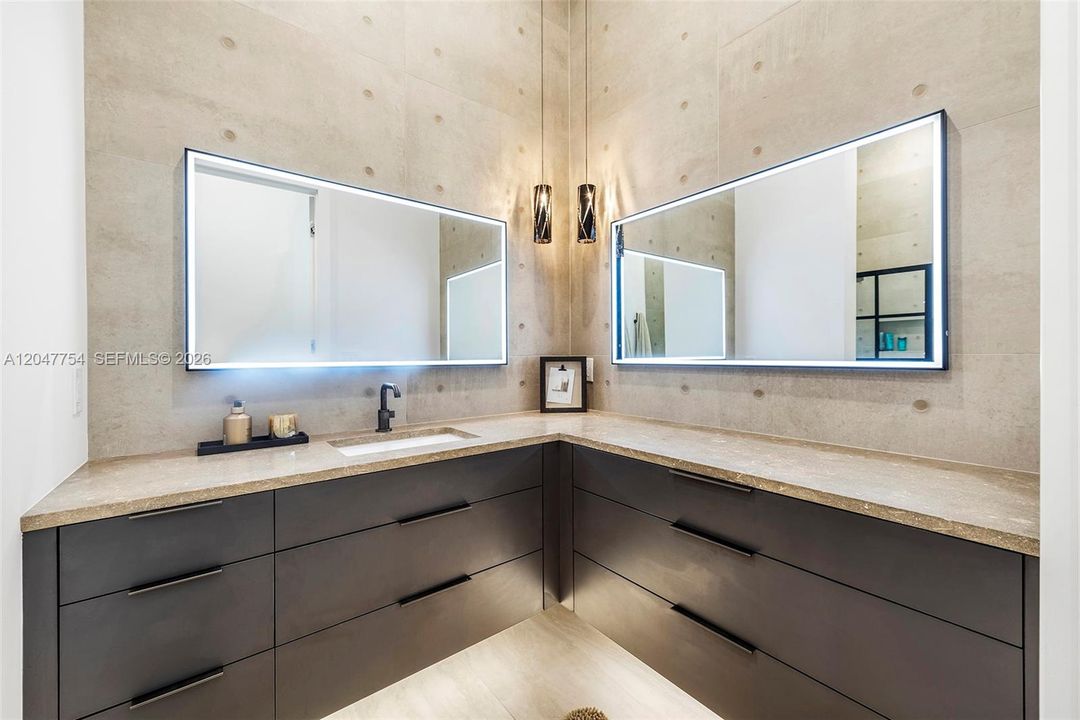 Active With Contract: $6,950,000 (3 beds, 4 baths, 3122 Square Feet)