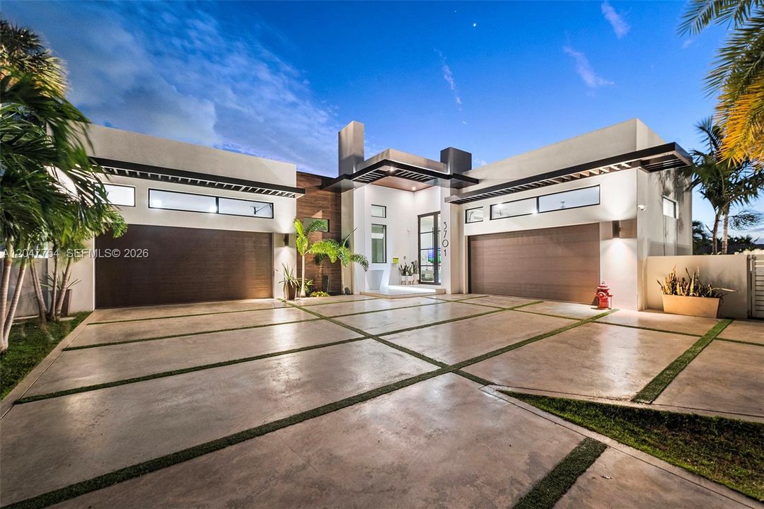 Active With Contract: $6,950,000 (3 beds, 4 baths, 3122 Square Feet)