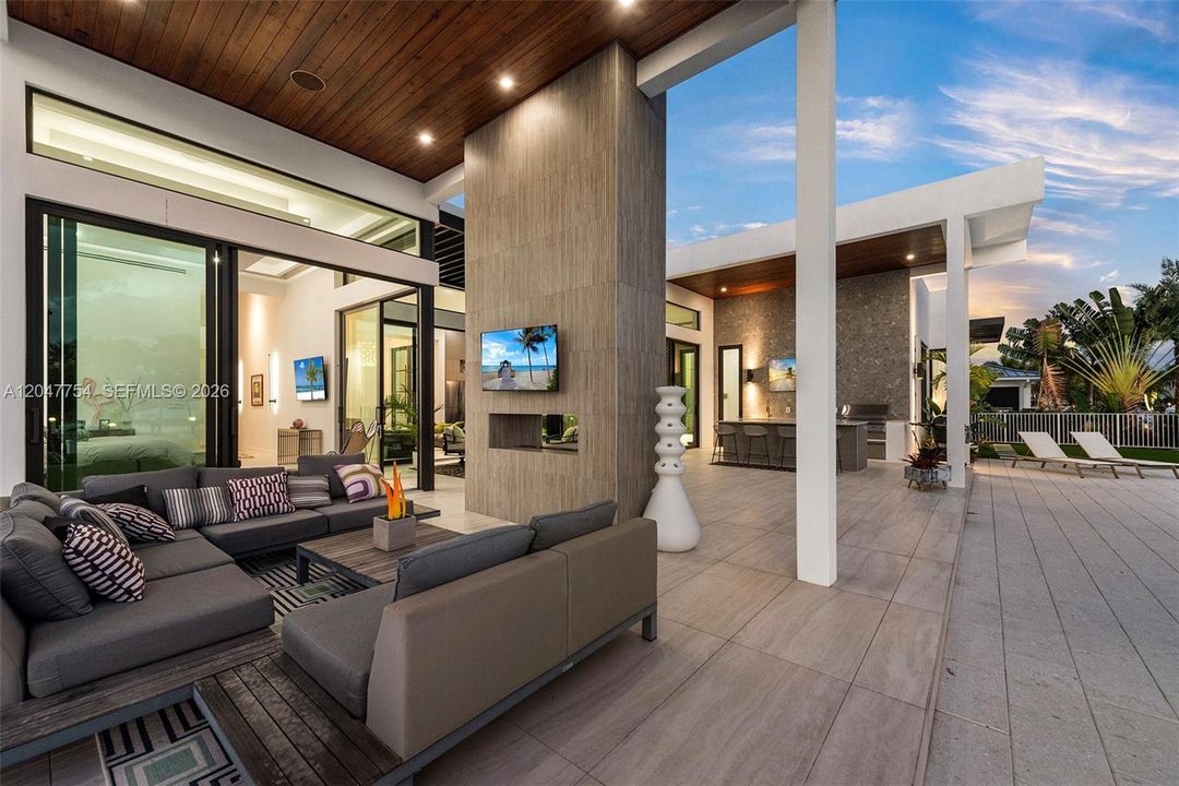 Active With Contract: $6,950,000 (3 beds, 4 baths, 3122 Square Feet)