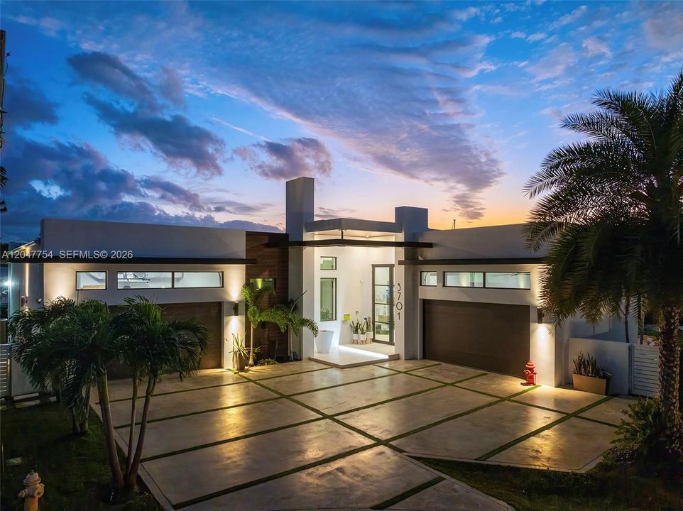 Active With Contract: $6,950,000 (3 beds, 4 baths, 3122 Square Feet)