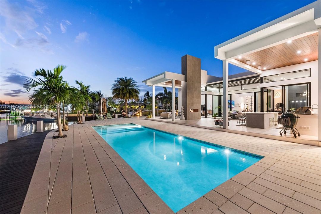 Active With Contract: $6,950,000 (3 beds, 4 baths, 3122 Square Feet)