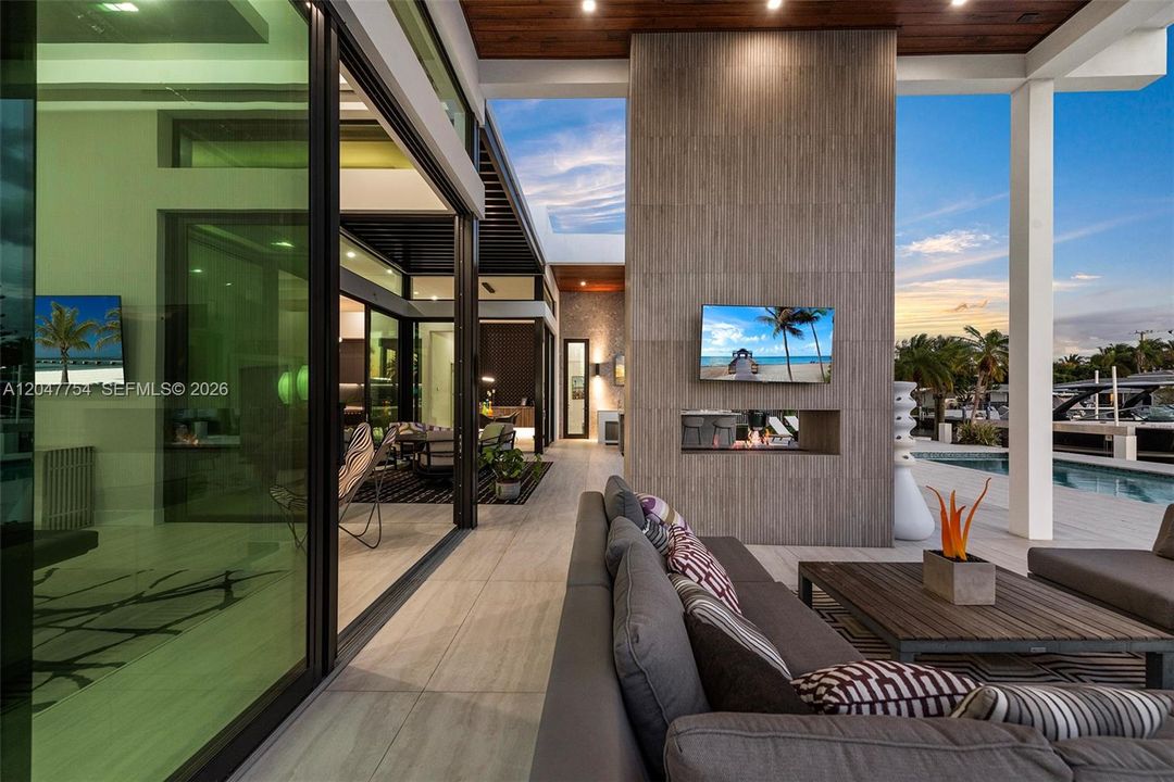 Active With Contract: $6,950,000 (3 beds, 4 baths, 3122 Square Feet)