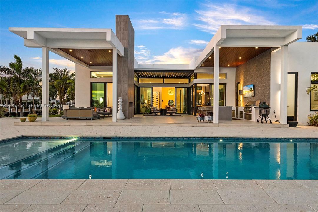 Active With Contract: $6,950,000 (3 beds, 4 baths, 3122 Square Feet)