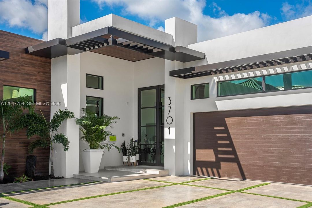 Active With Contract: $6,950,000 (3 beds, 4 baths, 3122 Square Feet)