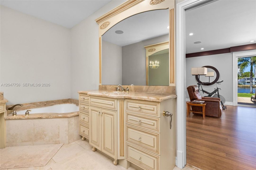 En Venta: $4,499,000 (3 camas, 4 baños, 3315 Pies cuadrados)