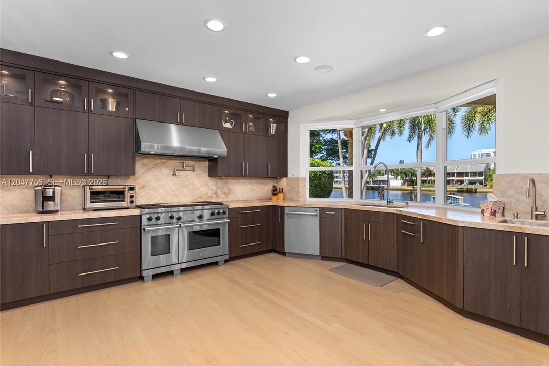 En Venta: $4,499,000 (3 camas, 4 baños, 3315 Pies cuadrados)