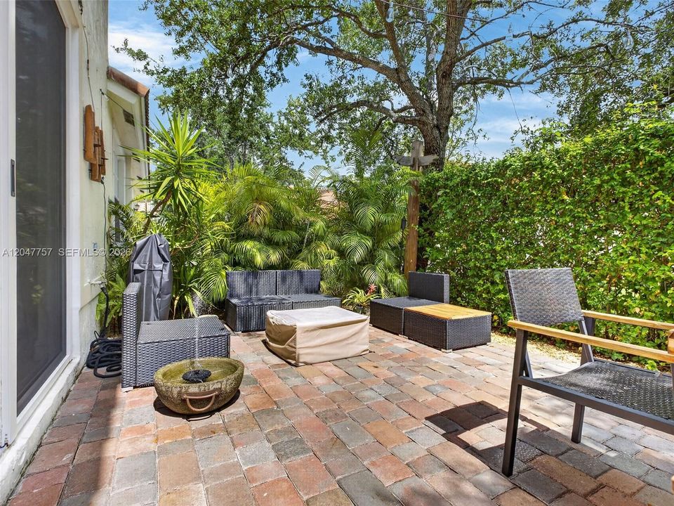For Rent: $4,150 (4 beds, 2 baths, 1990 Square Feet)
