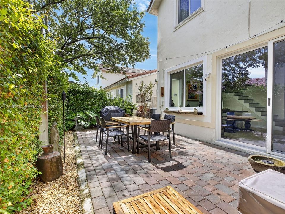For Rent: $4,150 (4 beds, 2 baths, 1990 Square Feet)