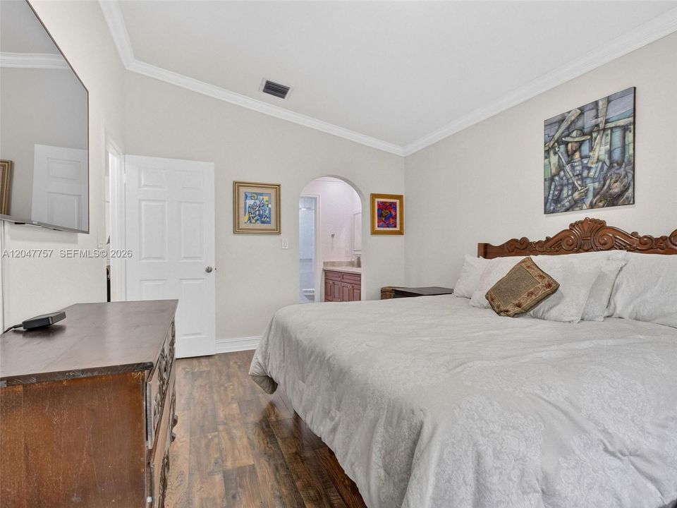 For Rent: $4,150 (4 beds, 2 baths, 1990 Square Feet)
