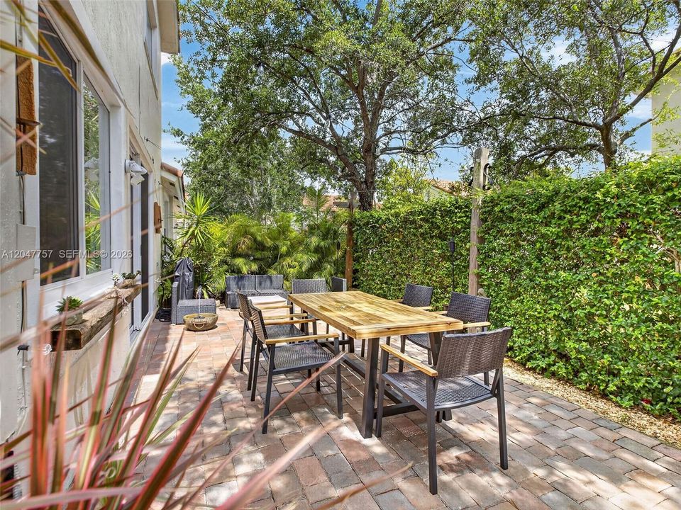 For Rent: $4,150 (4 beds, 2 baths, 1990 Square Feet)
