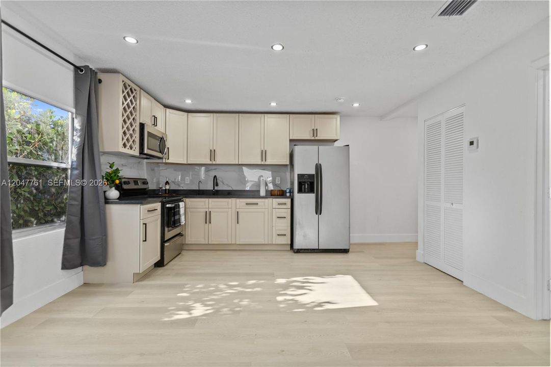 For Rent: $5,500 (5 beds, 3 baths, 2000 Square Feet)