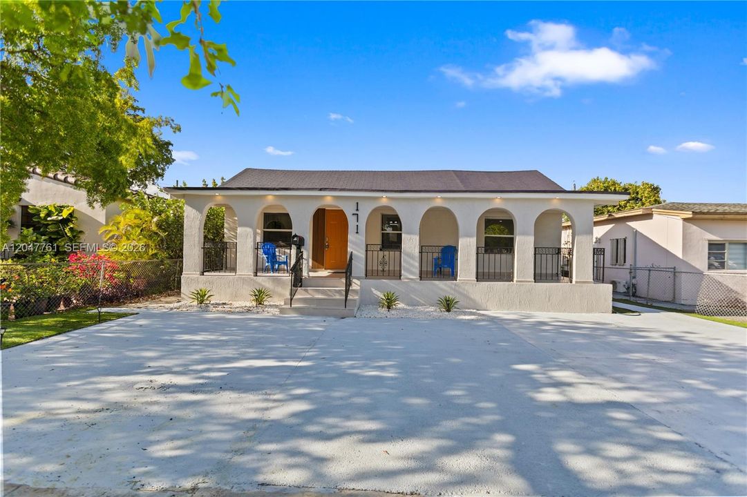 For Rent: $5,500 (5 beds, 3 baths, 2000 Square Feet)