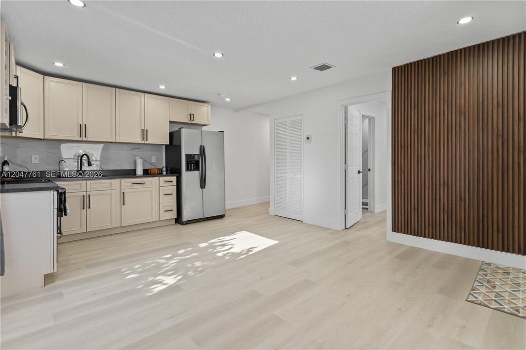 For Rent: $5,500 (5 beds, 3 baths, 2000 Square Feet)