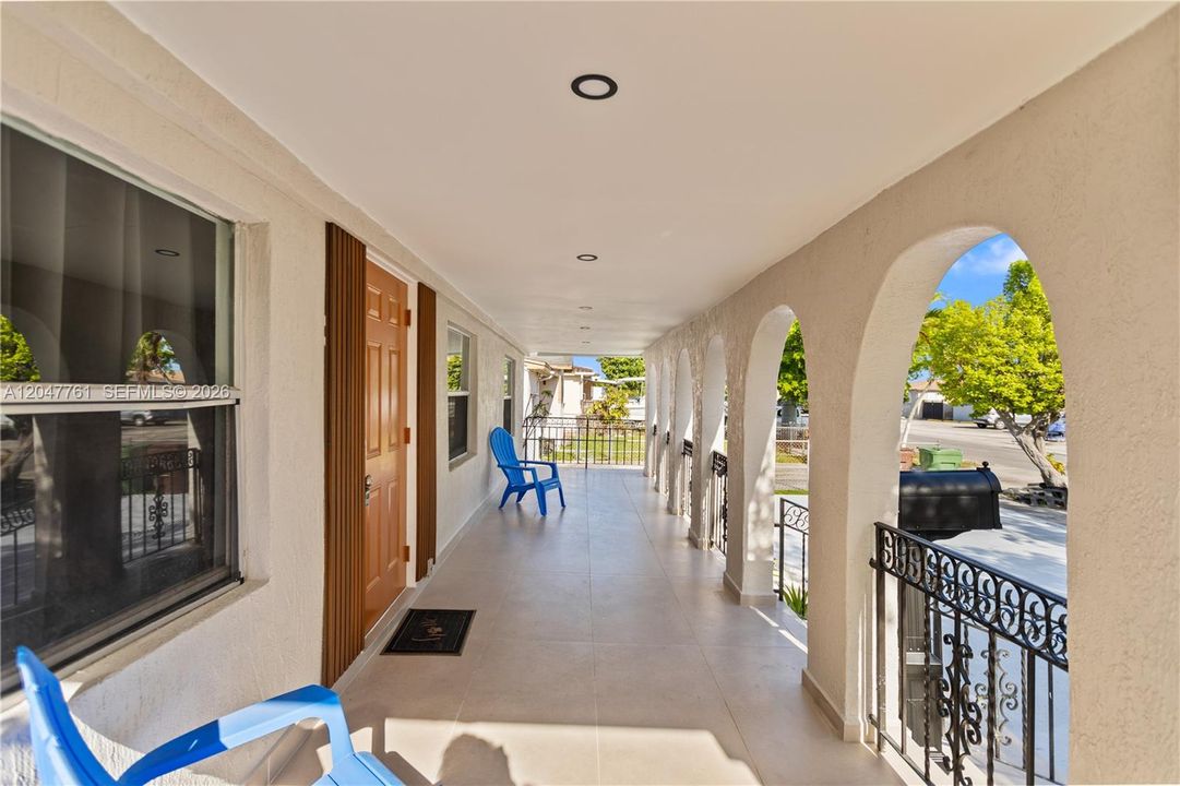 For Rent: $5,500 (5 beds, 3 baths, 2000 Square Feet)