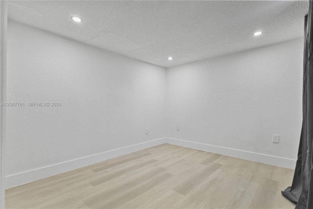 For Rent: $5,500 (5 beds, 3 baths, 2000 Square Feet)