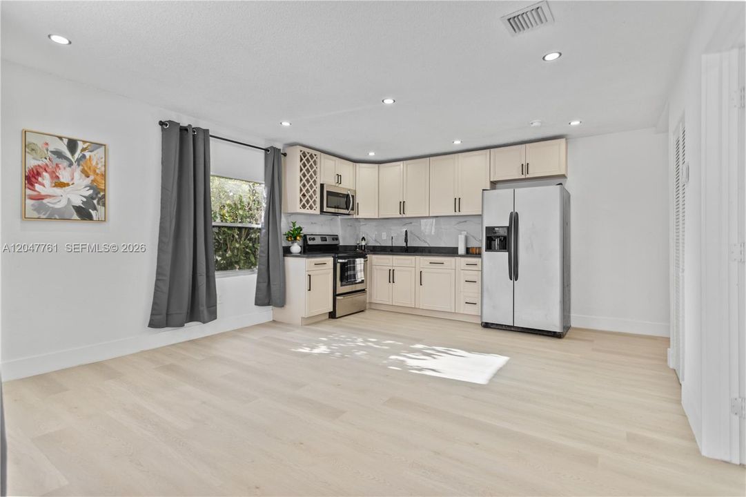 For Rent: $5,500 (5 beds, 3 baths, 2000 Square Feet)