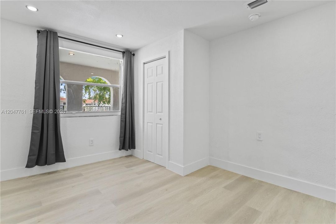 For Rent: $5,500 (5 beds, 3 baths, 2000 Square Feet)
