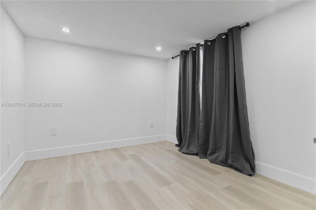 For Rent: $5,500 (5 beds, 3 baths, 2000 Square Feet)