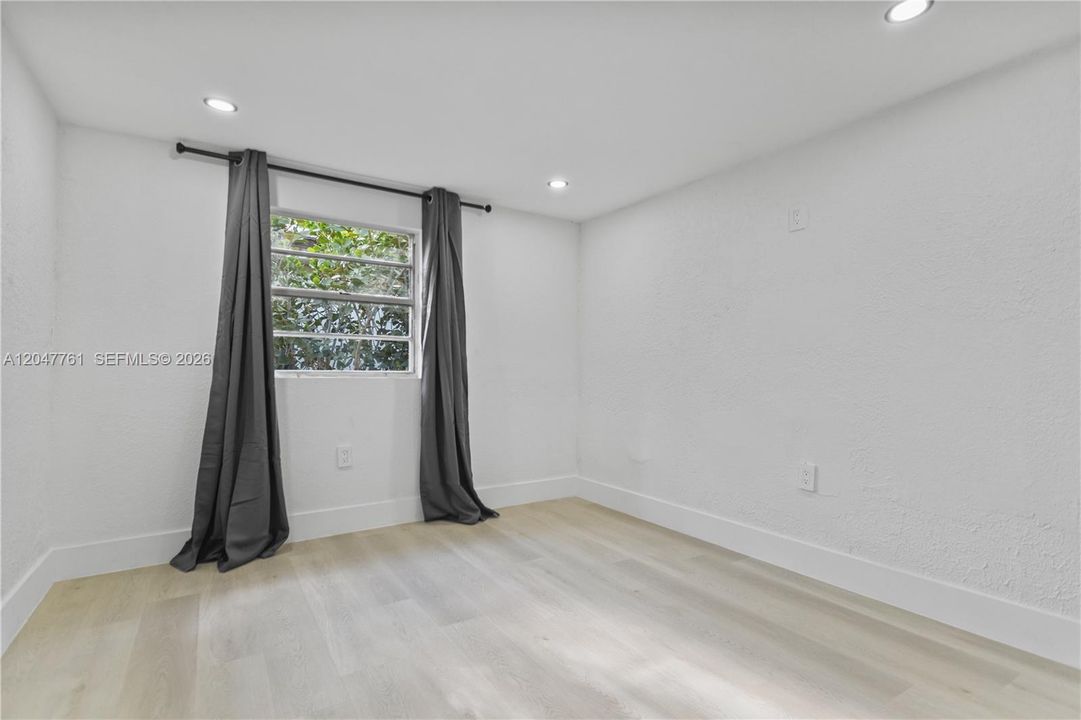 For Rent: $5,500 (5 beds, 3 baths, 2000 Square Feet)