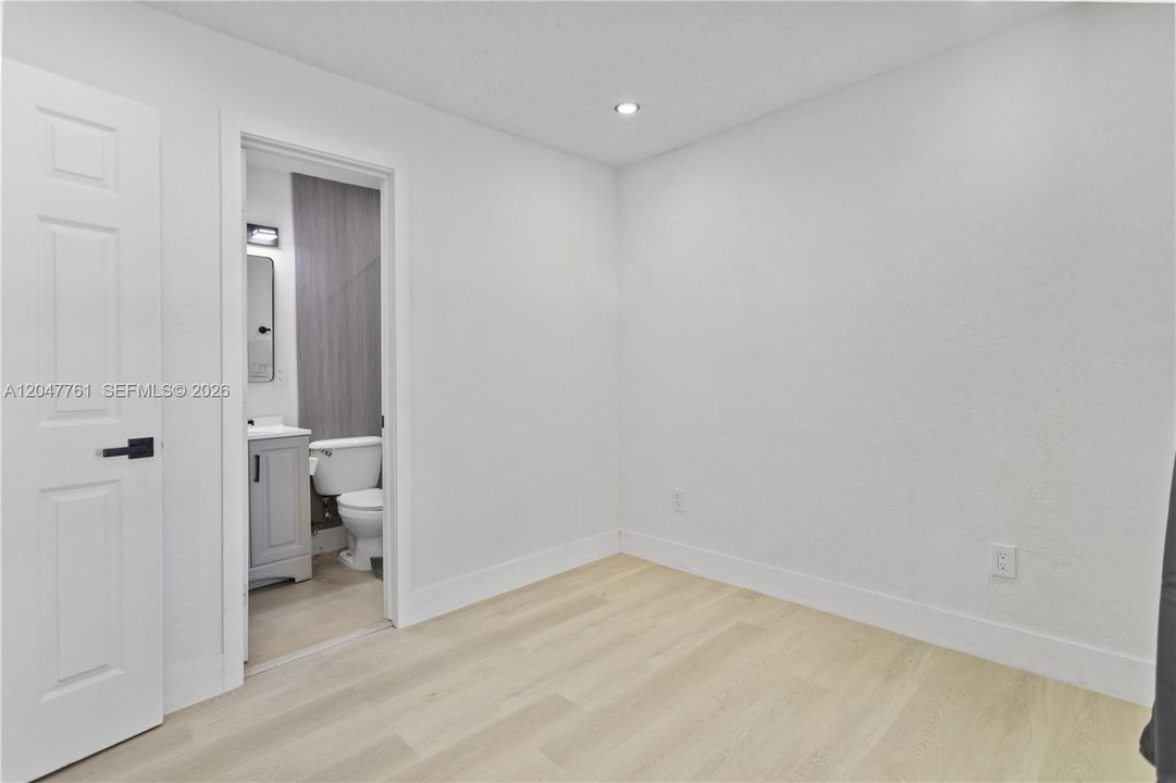 For Rent: $5,500 (5 beds, 3 baths, 2000 Square Feet)