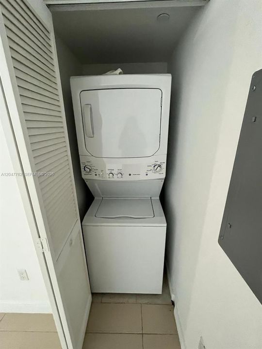 For Rent: $2,700 (1 beds, 1 baths, 719 Square Feet)
