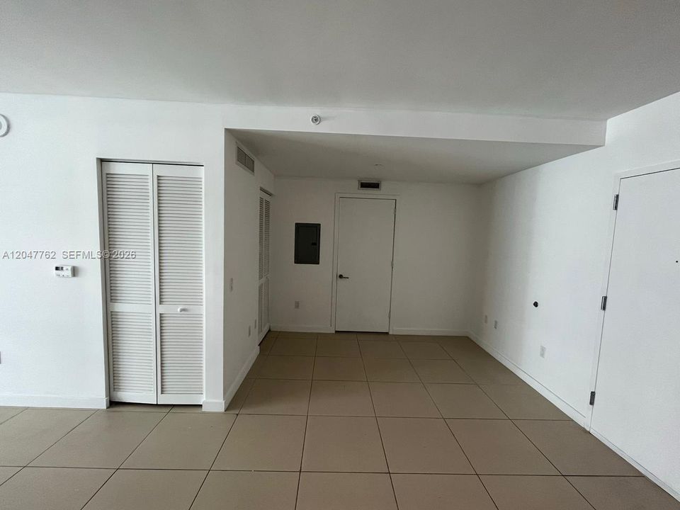 For Rent: $2,700 (1 beds, 1 baths, 719 Square Feet)