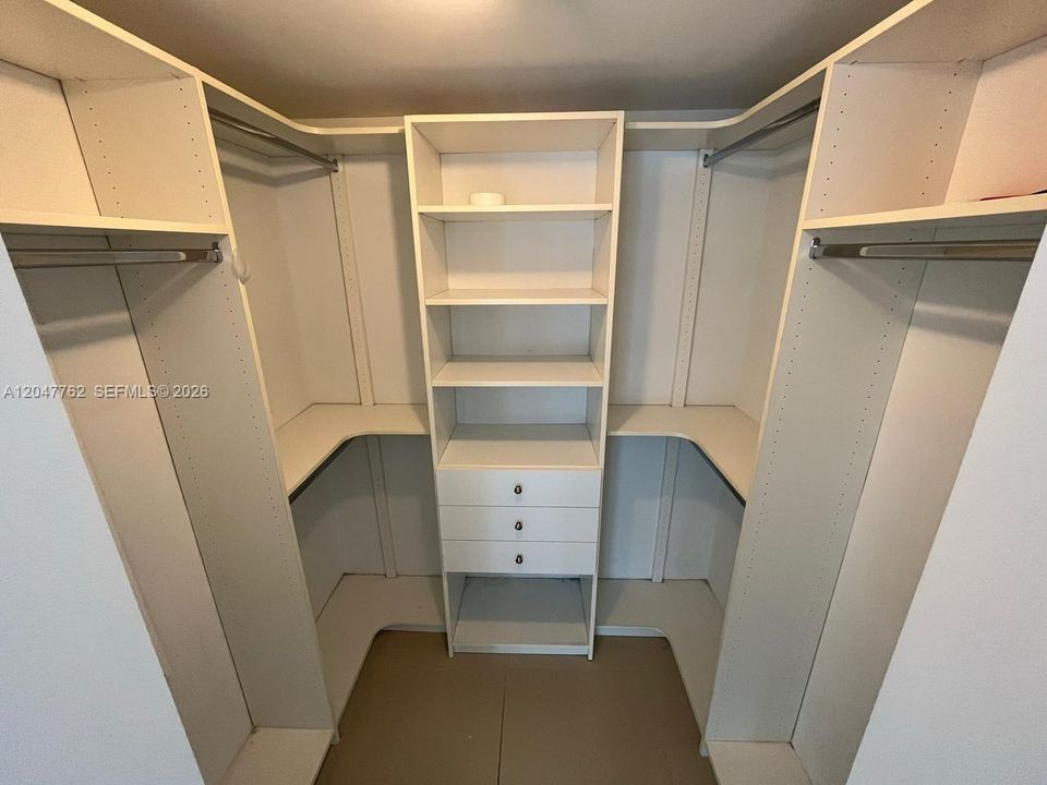 For Rent: $2,700 (1 beds, 1 baths, 719 Square Feet)