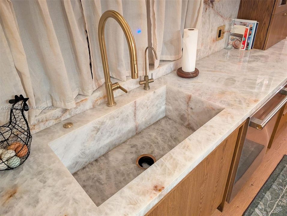 На продажу: $1,999,997 (6 спален, 3 ванн, 5448 Квадратных фут)