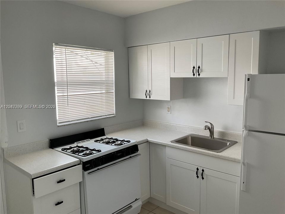 For Rent: $2,000 (2 beds, 1 baths, 3880 Square Feet)