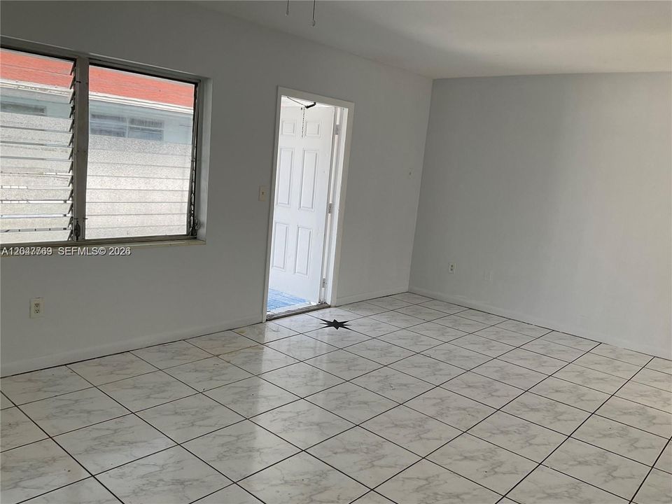 For Rent: $2,000 (2 beds, 1 baths, 3880 Square Feet)