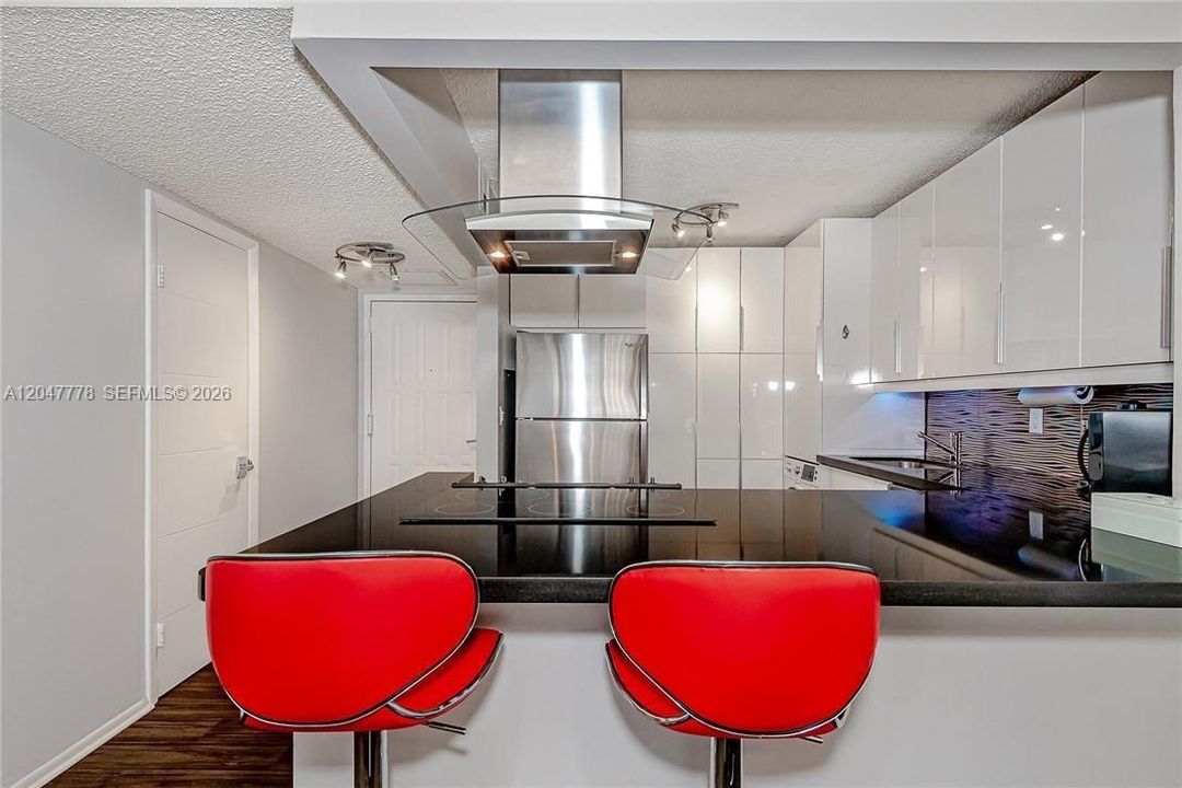 For Rent: $2,300 (1 beds, 1 baths, 915 Square Feet)