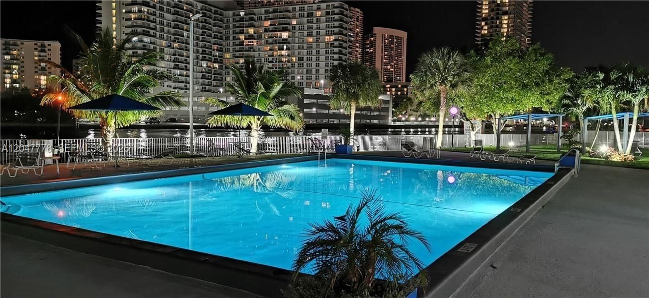 For Rent: $2,300 (1 beds, 1 baths, 915 Square Feet)