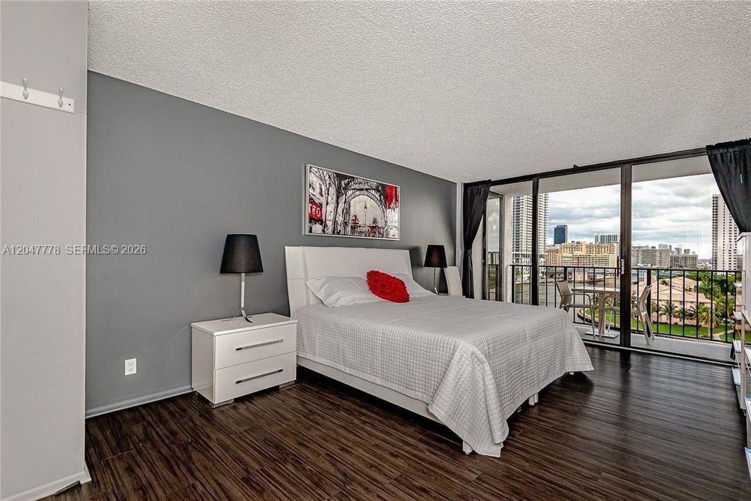 For Rent: $2,300 (1 beds, 1 baths, 915 Square Feet)