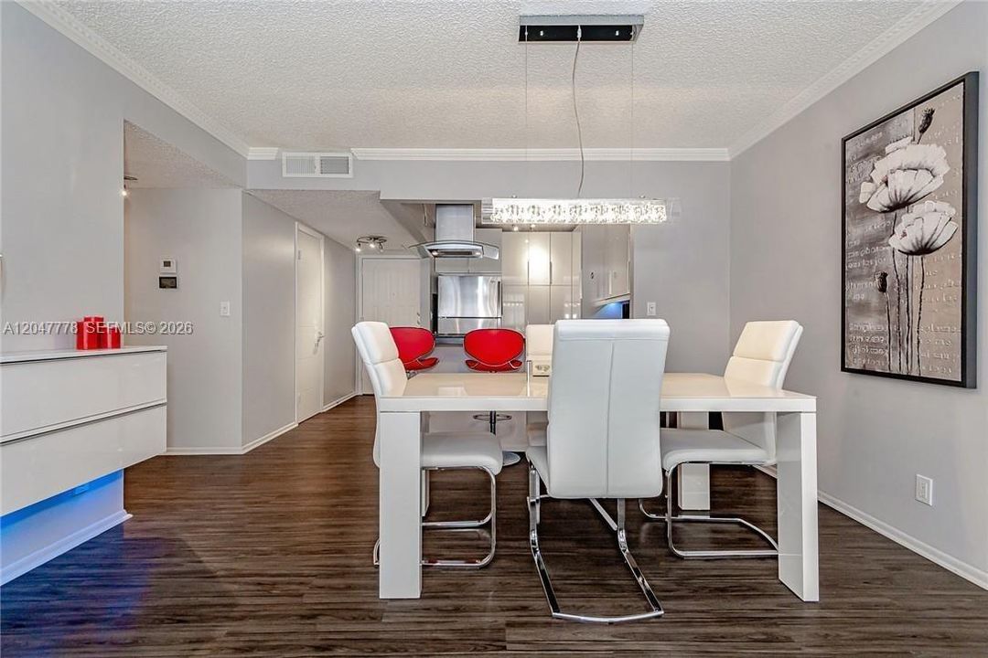 For Rent: $2,300 (1 beds, 1 baths, 915 Square Feet)