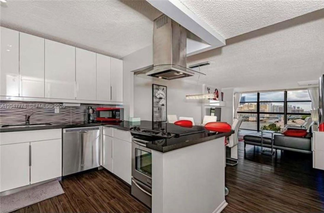 For Rent: $2,300 (1 beds, 1 baths, 915 Square Feet)