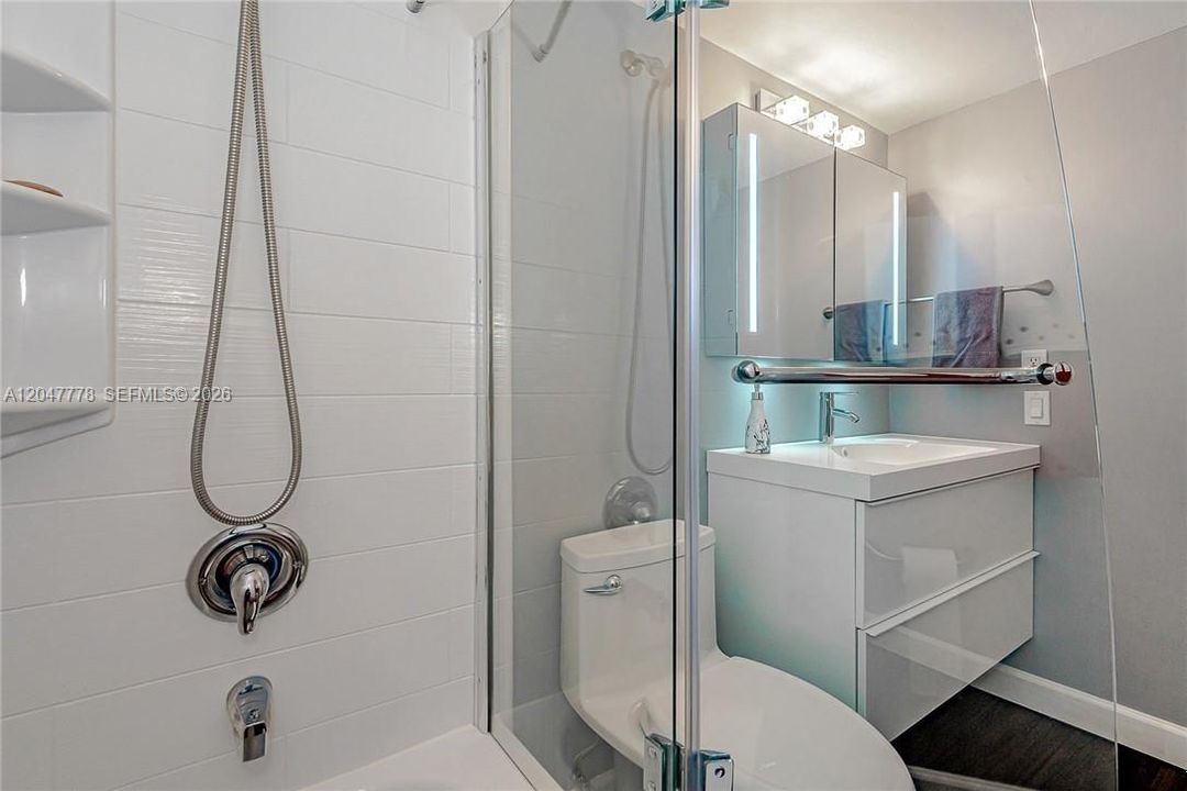For Rent: $2,300 (1 beds, 1 baths, 915 Square Feet)