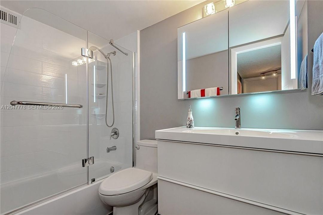 For Rent: $2,300 (1 beds, 1 baths, 915 Square Feet)