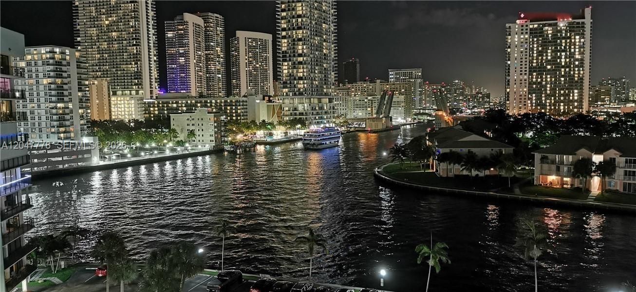 For Rent: $2,300 (1 beds, 1 baths, 915 Square Feet)