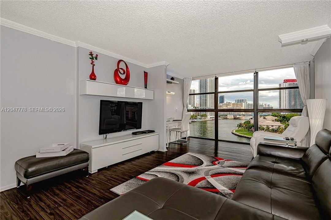 For Rent: $2,300 (1 beds, 1 baths, 915 Square Feet)
